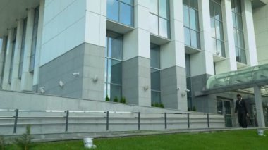 Enerji eksikliği muzdarip iş merkezine yakın yürüyüş yorgun ofis çalışanı