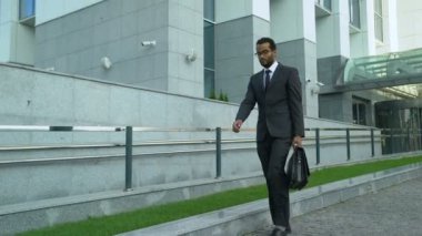 Siyah adam beyaz çalışan tarafından ırk ayrımı yerine office ateş