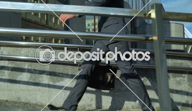 Yakışıklı Müdürü işe gider, Genç ve hırslı erkek kariyer, başarı yapıları