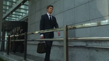 Ofis Binası başarılı çalışma günü, rutin sonra bırakarak iş adamları