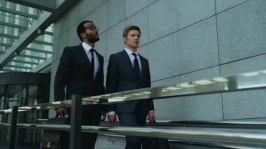 Çalışma arkadaşları dönen birlikte, konuşma deneyim paylaşımı