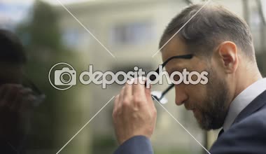 Ofis binası olarak yaslanmış yorgun şirket işçisi gözlük kapalı, karar alma