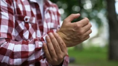 Bilek ağrı, karpal tünel sendromu, osteoartrit, iltihap hissediyorum erkek