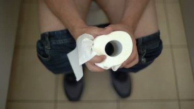 Adam sıkma tuvalet kağıdı rulo, duygu hemoroid ağrı, bağırsak hastalığı