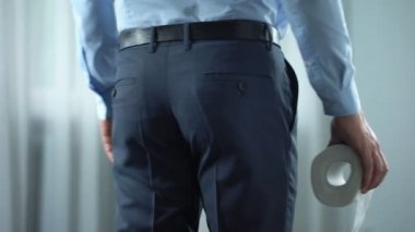 Ofis çalışanı ile tuvalet kağıdı el hemoroid ağrı, acı ishal