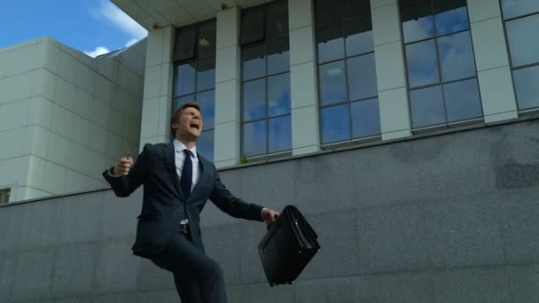 Biznesmen Bardzo Szczęśliwy Taniec Zewnątrz Pobliżu Biurowca Sukces — Wideo stockowe