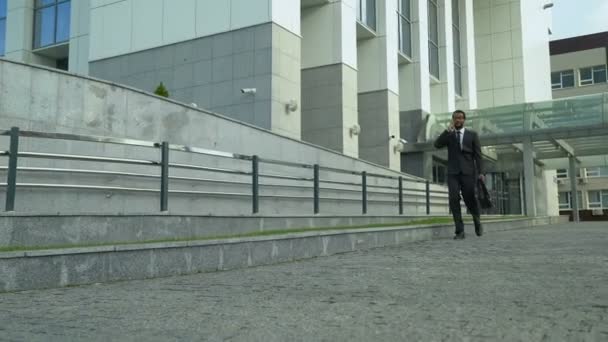 Feliz Hombre Negocios Ambicioso Hablando Por Teléfono Con Éxito Carrera — Vídeo de stock