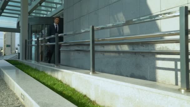 Hombre Guapo Saliendo Del Edificio Oficinas Fin Jornada Laboral Gente — Vídeos de Stock