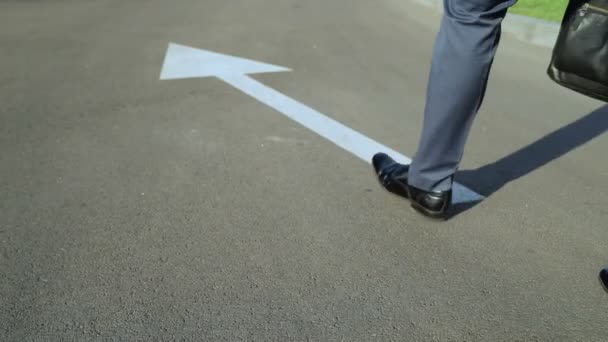 Hombre Caminando Largo Flecha Blanca Persona Eligiendo Propio Camino Vida — Vídeos de Stock