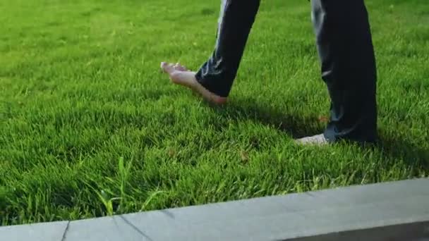 Mann Läuft Barfuß Auf Rasen Entspannt Sich Nach Schwerem Tag — Stockvideo