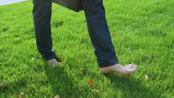 赤脚商务人走在草坪上的公园 与自然合一 — 图库视频影像