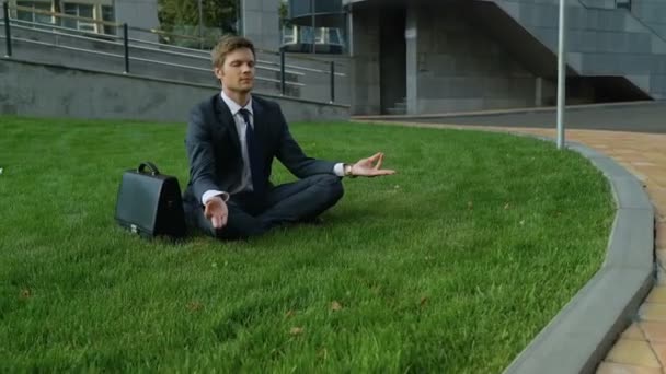 Hombre Negocios Meditando Césped Cerca Del Edificio Oficinas Dejar Situación — Vídeos de Stock