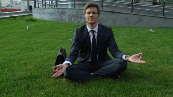Homme Affaires Assis Position Lotus Sur Pelouse Méditation Repos Après — Video
