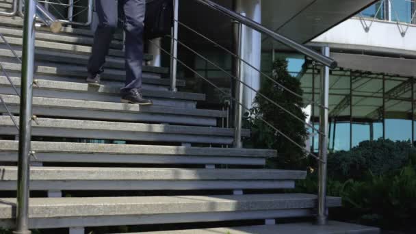 Hombre Traje Bajando Escaleras Tocando Rodilla Lesión Articular Sedentarismo — Vídeos de Stock