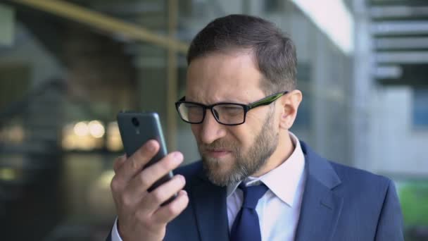 Gerente Óculos Tentando Ler Mensagem Smartphone Visão Pobre Cuidados Saúde — Vídeo de Stock