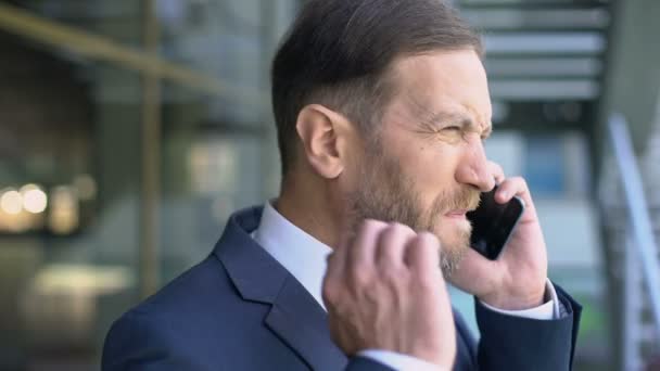 Homem Meia Idade Sofrendo Dor Pescoço Falando Telefone Problema Coluna — Vídeo de Stock