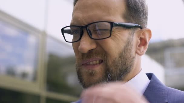 Manliga Glasögon Har Öronvärk Bakteriell Infektion Inflammation Otitis Sjukdom — Stockvideo
