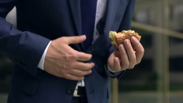 Office Pracovník Pocit Břišní Diskomfort Při Jídle Nezdravé Hamburger — Stock video