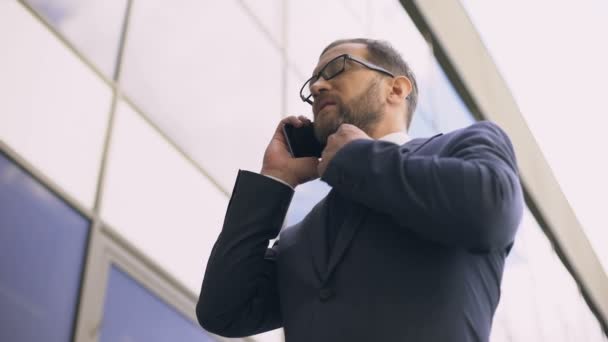 Empresario Estresado Aflojando Corbata Hablando Teléfono Presión Trabajo Ataque Pánico — Vídeos de Stock