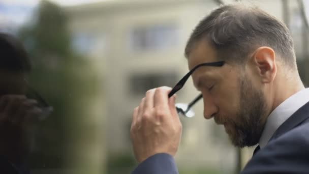 Trabalhador Empresa Cansado Inclinado Prédio Escritórios Tirando Óculos Decisão — Vídeo de Stock