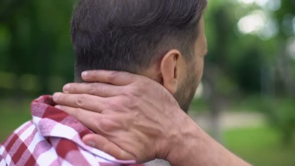 Kranker Mann Berührt Hals Leidet Unter Starken Krämpfen Wirbelsäulenbeschwerden Schmerzen — Stockvideo