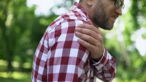 Homem Caucasiano Que Sofre Dor Ombro Inflamação Das Articulações Artrite — Vídeo de Stock
