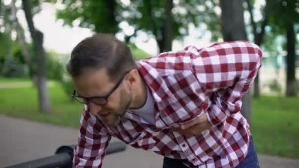 Mann Der Plötzliche Brustschmerzen Verspürt Auf Bank Park Sitzt Kardiologie — Stockvideo