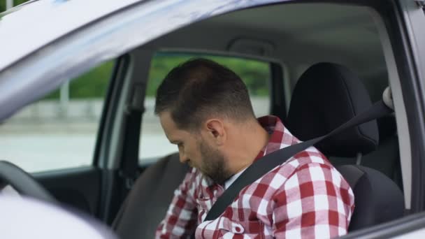 Samochód Kierowca Uczucie Silny Ból Głowy Unfastening Pasów Bezpieczeństwa Ciśnienie — Wideo stockowe