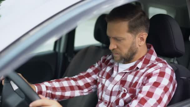 Man Sitter Bilen Som Lider Migrän Obehag Föraren Uppmärksamhet Hälsa — Stockvideo