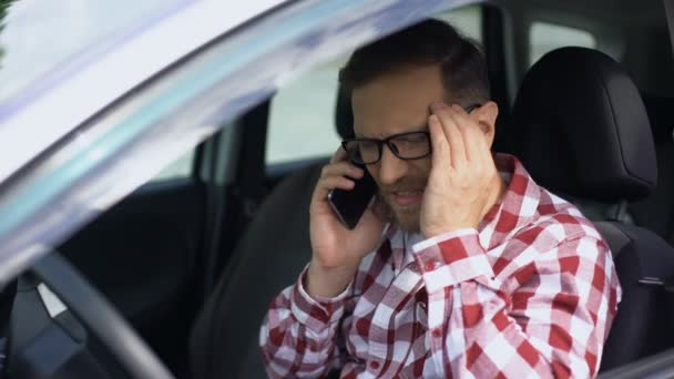 Автомобильный Водитель Говорит Телефону Страдает Сильной Головной Боли Стресса — стоковое видео