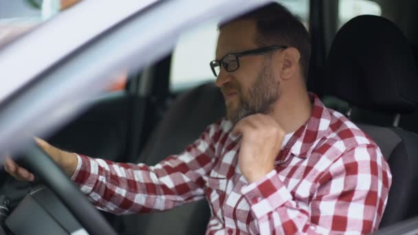 首の不快感 脊髄の問題 Cervicalgia の苦しみの車に座って疲れた男 — ストック動画