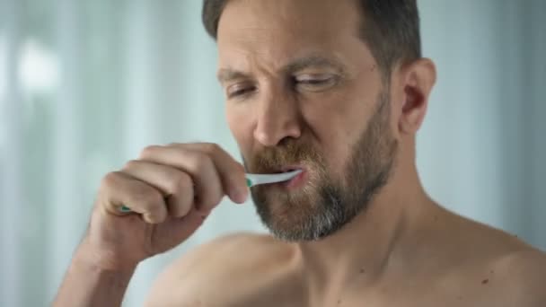 Hombre Caucásico Cepillándose Los Dientes Viendo Sangre Cepillo Dientes Cuidado — Vídeo de stock