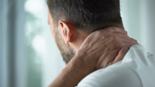 Πόνος Στον Αυχένα Μεσήλικας Άνδρας Συναίσθημα Πρωί Ανήσυχο Στρώμα Υγειονομική — Αρχείο Βίντεο