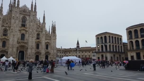 ミラノ イタリア 2018年 月年頃 市内観光 ミラノの有名な大聖堂 宗教的な遺産歴史のドゥオーモ広場の観光客 — ストック動画