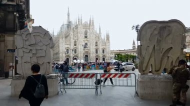 Milan, İtalya - Mayıs 2018 yaklaşık: Gezi şehrin. Duomo di Milano katedral şehir kare, antik mimari, tarihi mirası