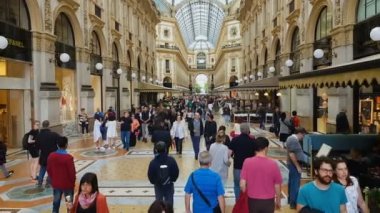 Milan, İtalya - Mayıs 2018 yaklaşık: şehirde alışveriş. İnsanlar alışveriş ünlü Vittorio Emanuele Galleria, lüks butikler ve kafeler