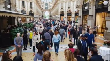 Milan, İtalya - Mayıs 2018 yaklaşık: şehirde alışveriş. Ünlü alışveriş Galleria, lüks turizm kompleksi, turist eğilimleri moda