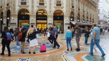 Milan, İtalya - Mayıs 2018 yaklaşık: şehirde alışveriş. Alışveriş insanlar eski Galleria Vittorio Emanuele, en eski aktif Alışveriş Merkezi, İtalya