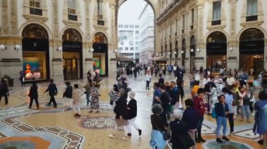 Milan, İtalya - Mayıs 2018 yaklaşık: şehirde alışveriş. Ünlü Milan şehir içinde İtalyan mimarisi, alışveriş merkezi turistler gezi