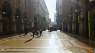 Milan, İtalya - Mayıs 2018 yaklaşık: şehirde alışveriş. Galleria Vittorio Emanuele, fotoğrafta genç turist Milan şehir gezisi