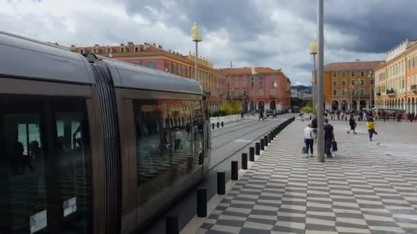 法国尼斯 2018年5月 城市观光 火车通过马塞纳广场尼斯 欧洲建筑 城市景观 — 图库视频影像