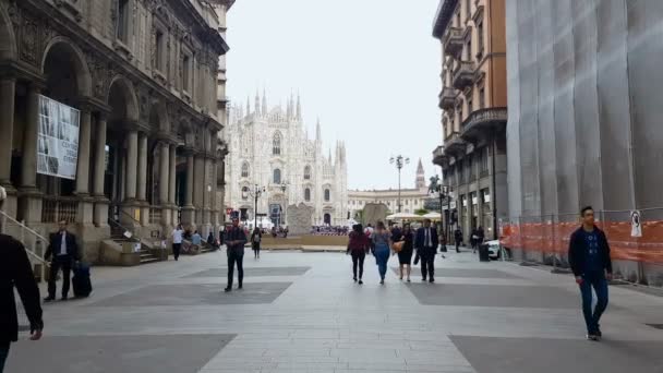意大利 2018年5月 在该市观光 走在城市街道上的人们 米兰大教堂 著名的意大利地标 — 图库视频影像