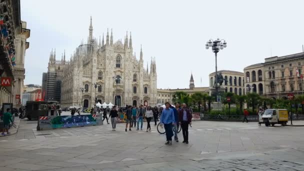 ミラノ イタリア 2018年 月年頃 市内観光 ミラノ 旧市街 有名なイタリアの観光スポットの観光のドゥオモ広場 — ストック動画