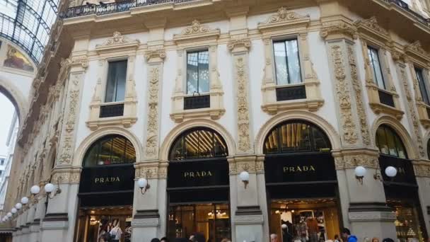 Mailand Italien Mai 2018 Einkaufen Der Stadt Luxusboutiquen Von Prada — Stockvideo