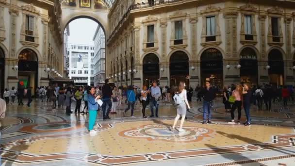 Milan Itálie Cca Května 2018 Nákupy Městě Turisté Nákupní Centrum — Stock video