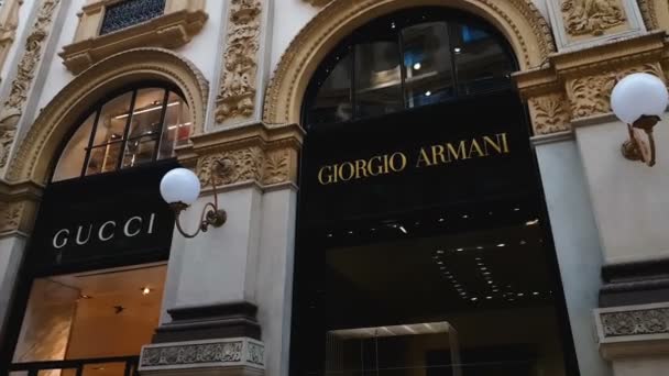 意大利米兰 2018年5月 在城市购物 Gucci Giorgio Armani 精品店在 Galleria Vittorio Emanuele — 图库视频影像