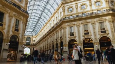 Milan, İtalya - Mayıs 2018 yaklaşık: şehirde alışveriş. Alışveriş Merkezi müşteriler Galleria Vittorio Emanuele, turizm, mimari