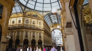 Milan, İtalya - Mayıs 2018 yaklaşık: şehirde alışveriş. İnsanlar ünlü Galleria Vittorio Emanuele, İtalyan gezi, seyahat