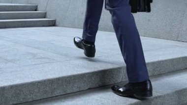 Profesyonel avukat heyecanla, yüksek ofis binası iş gezisi arıyorsunuz