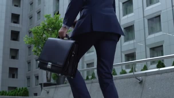 富有的公司董事跑上楼与智能手机和公文包 — 图库视频影像